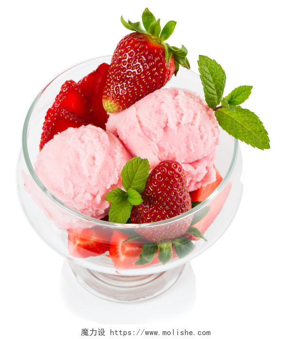 白色背景玻璃杯里的草莓冰淇淋 一杯草莓冰激淋
